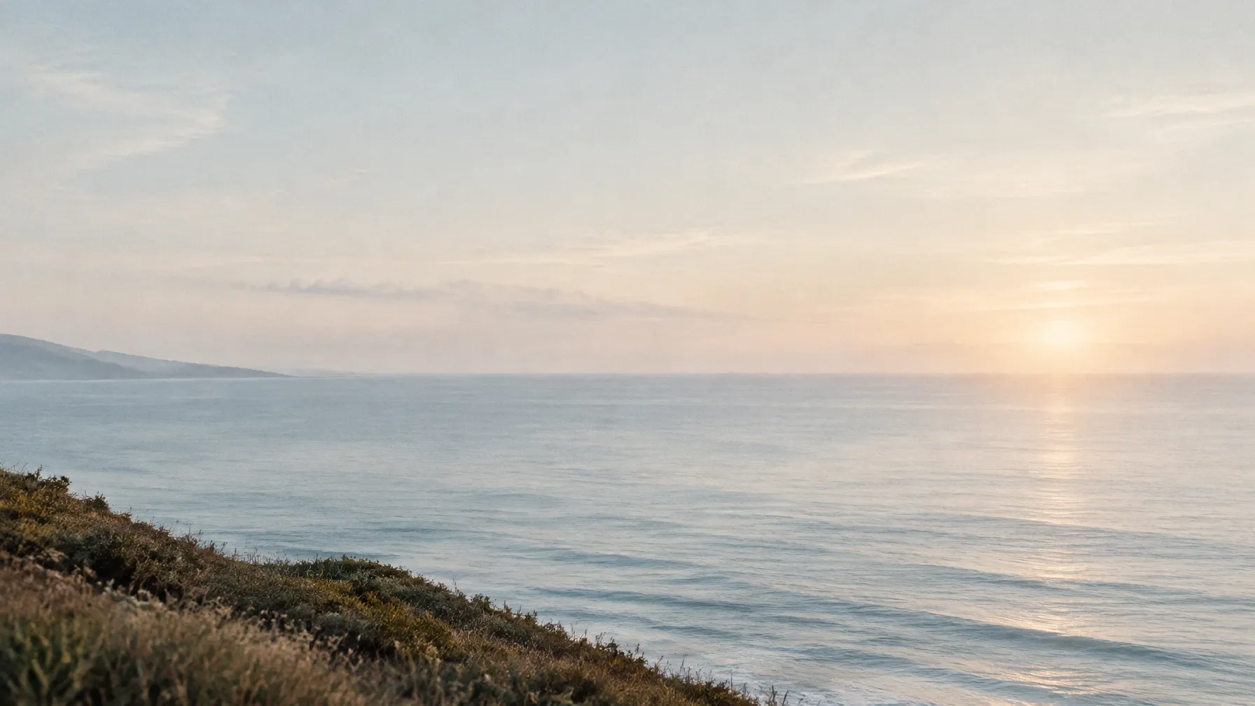 A quiet horizon over the ocean